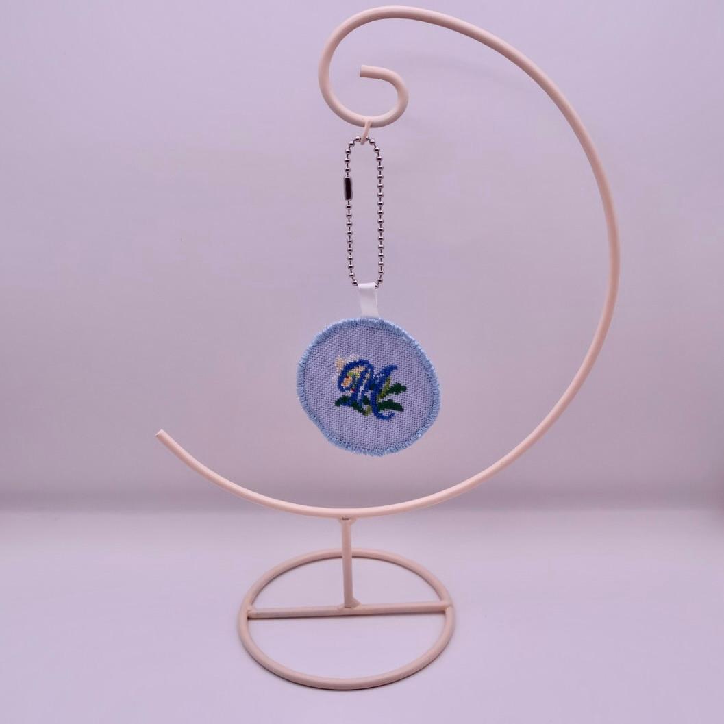 両面刺繍キーホルダー カサブランカ 青薔薇 イニシャル クロスステッチ刺繍1枚目の画像